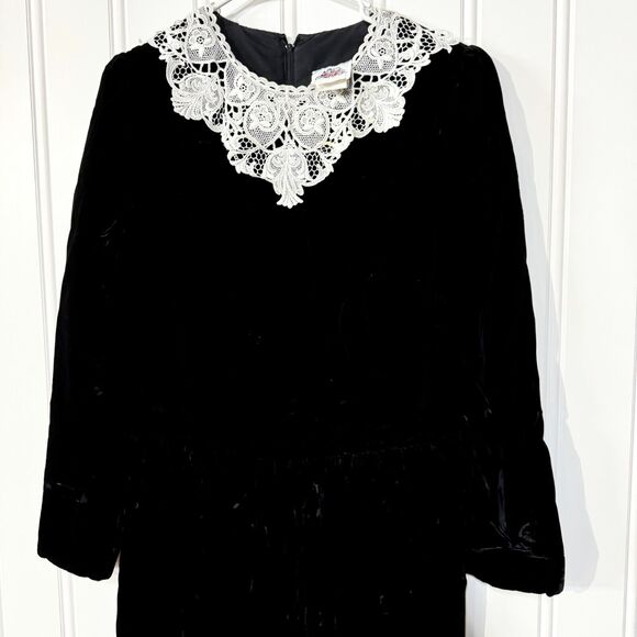 70s Vintage LANG Dress Women Size 14 Black Velvet Maxi Lace Collar Long Sleeve - Picture 1 of 8